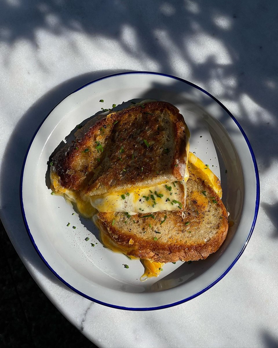 Brunch με το ψωμί του Oven Μicrobakery / Φωτογραφία: ovenvoula/Instagram