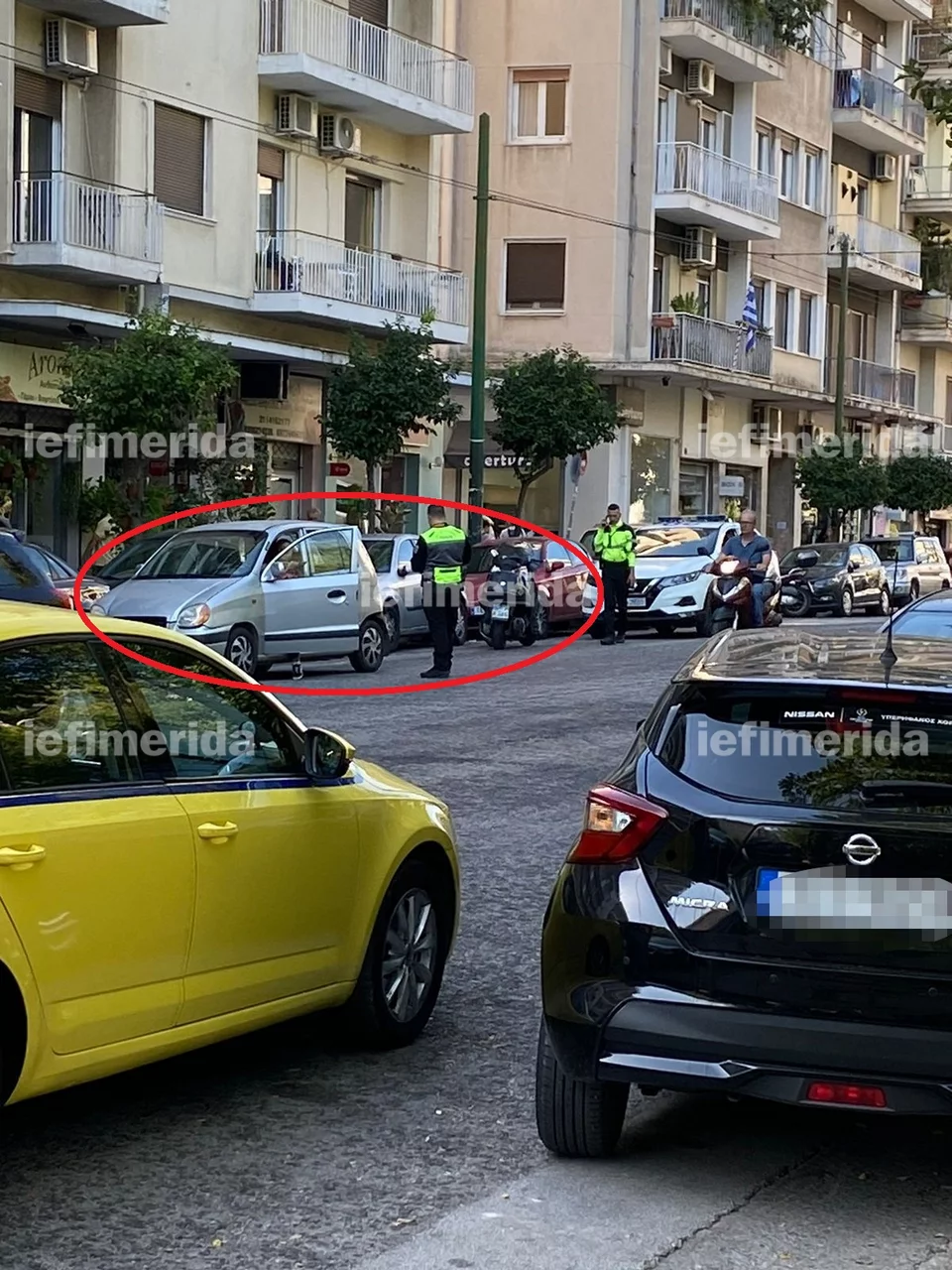 Το ΙΧ που είχε διπλοπαρκάρει και χτύπησε τον αστυνομικό / Φωτογραφία: iefimerida.gr