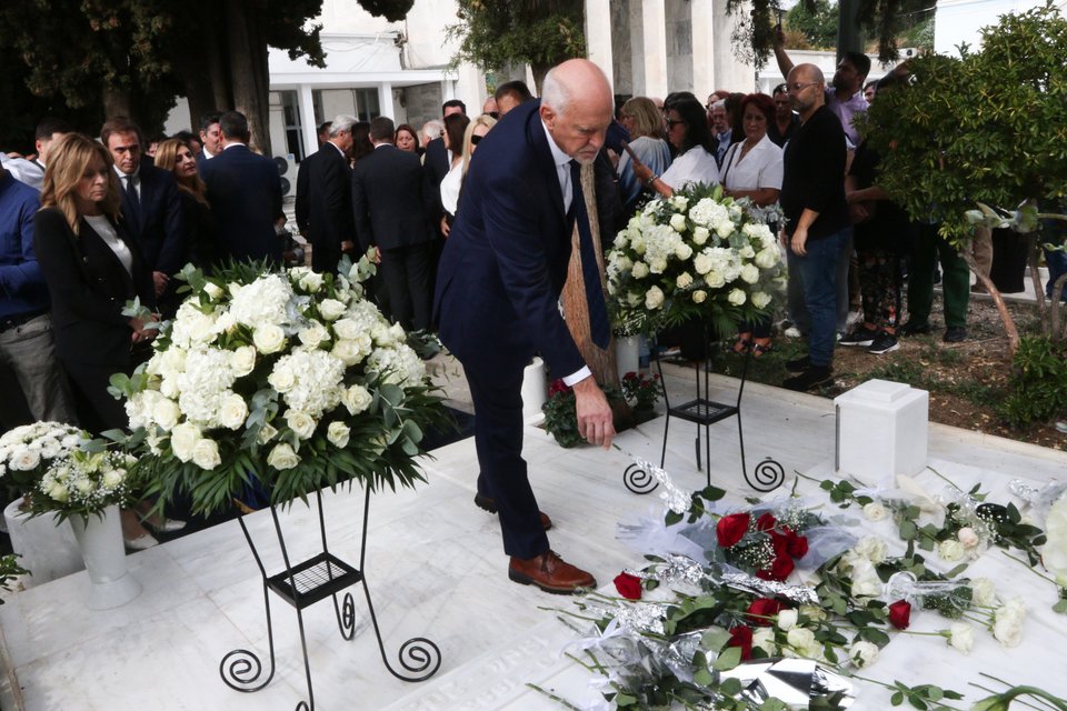 Ο Γιώργος Παπανδρέου αφήνει λουλούδι  στον τάφο της Φώφης Γεννηματά / Φωτογραφία: Eurokinissi , Χρήστος Μπόνης  