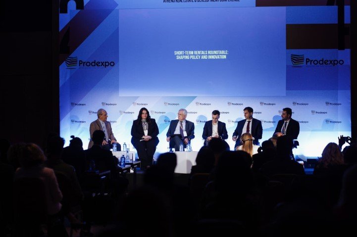 Από αριστερά: Στράτος Παραδιάς, Ιδρυτής και Πρόεδρος, Πανελλήνια Ομοσπονδία Ιδιοκτητών Ακινήτων, Cristina Salmena, Public Policy Associate, Italy & Southern Europe, Airbnb, Γιώργος Δουκίδης, Καθηγητής, Οικονομικό Πανεπιστήμιο Αθηνών, Vladimír Beroun, Senior Public Policy Manager, EU, Airbnb, Χάρης Θεοχάρης, Υφυπουργός Οικονομικών, Δημήτρης Πεφάνης, Διευθυντής CNN GREECE