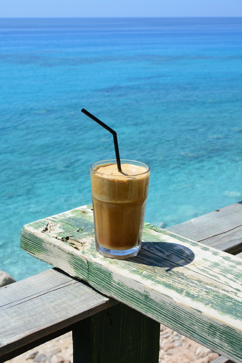 Ο φραπέ παρασκευάζεται συνδυάζοντας στιγμιαίο καφέ με νερό και πάγο.