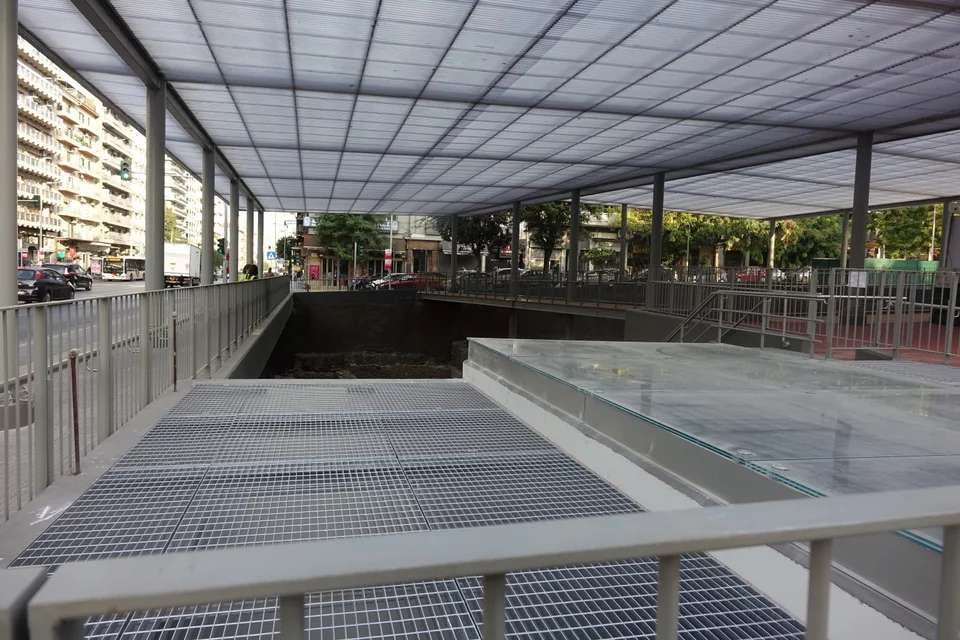 Αρχαιολογικός χώρος στη Βόρεια Είσοδο του Σταθμού Αγίας Σοφίας. Άποψη στεγάστρου