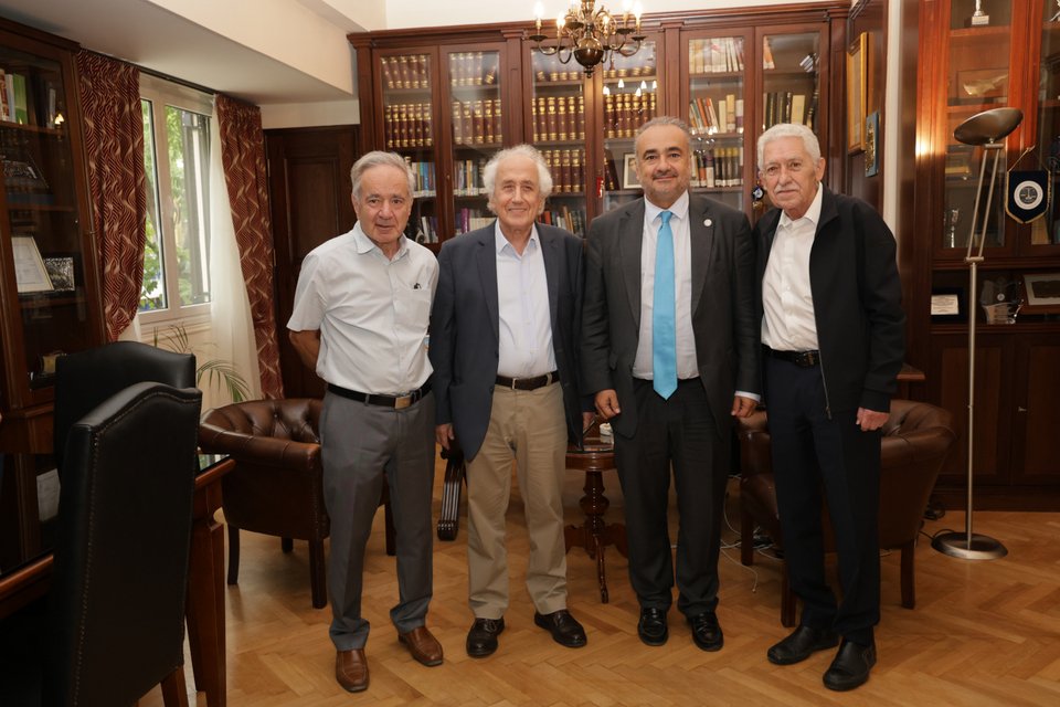 Οι πρώην πρόεδροι του ΔΣΑ, Φώτης Κουβέλης, Δημήτρης Παξινός και Αντώνης Ρουπακιώτης, με τον νυν πρόεδρο του Συλλόγου, Δημήτρη Βερβεσό