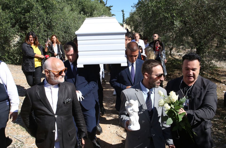 Συγκίνηση στο τελευταίο «αντίο» για τη Μαίρη Χρονοπούλου / Φωτογραφία: NDP PHOTO