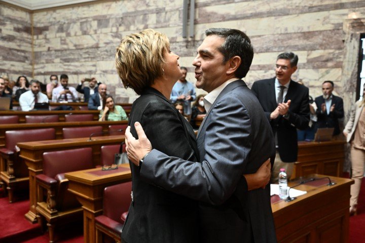Θερμός εναγκαλισμός Τσίπρα με Γεροβασίλη / Φωτογραφία: ΤΑΤΙΑΝΑ ΜΠΟΛΑΡΗ/EUROKINISSI