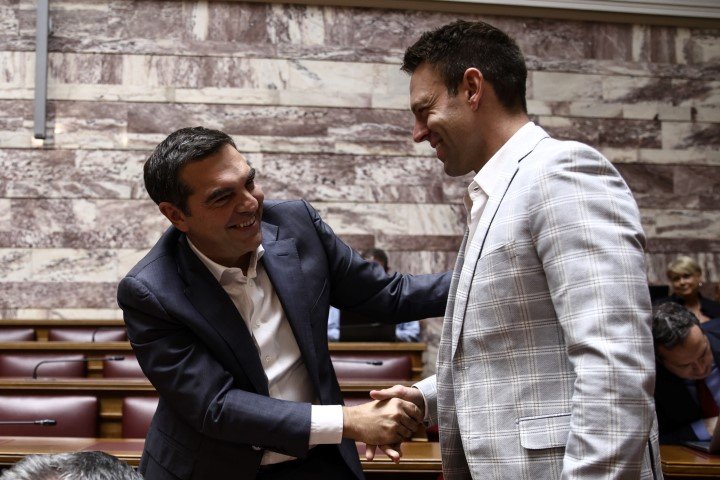 Ο Στέφανος Κασσελάκης χαιρετά τον Αλέξη Τσίπρα -Φωτογραφία: Dimitris Kapantais / SOOC