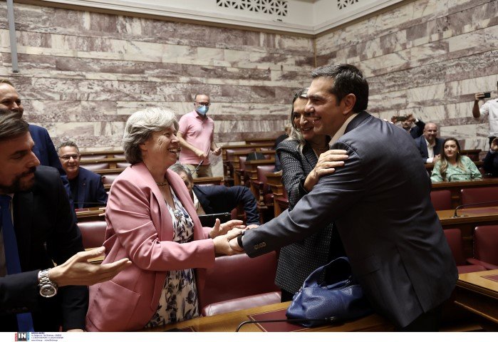 Ο Αλέξης Τσίπρας χαιρετά την Αθηνά Λινού / Φωτογραφία: Intimenews/ΛΙΑΚΟΣ ΓΙΑΝΝΗΣ
