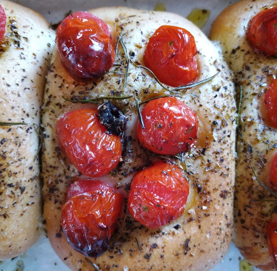Φοκάτσια με ντοματίνια / Φωτογραφία: tsofli.bakery/Instagram