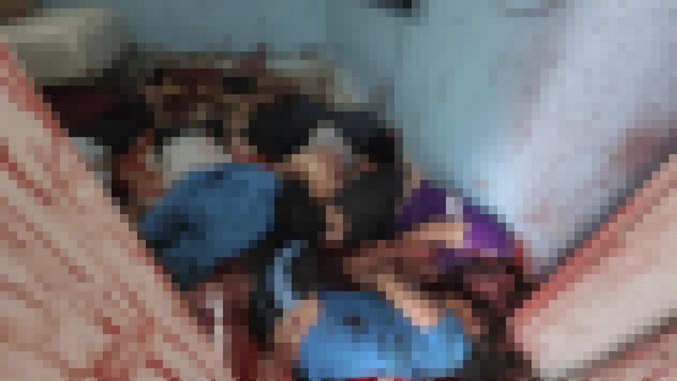 Τα πτώματα ισραηλινών πολιτών κείτονται σε λίμνες αίματος σε ένα σπίτι όπου είχαν συγκεντρωθεί στο Kfar Azza του Ισραήλ, μια συνοικία κοντά στα σύνορα με τη Γάζα. Η εικόνα τραβήχτηκε λίγα λεπτά αφότου ένοπλοι Παλαιστίνιοι μαχητές εγκατέλειψαν την περιοχή. Φωτογραφία AP, 