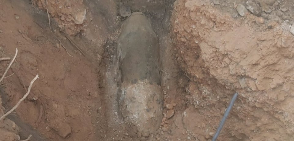 Η βόμβα που εντοπίστηκε τυχαία κατά τη διάρκεια εργασιών / Φωτογραφία: ΣΚΑΪ