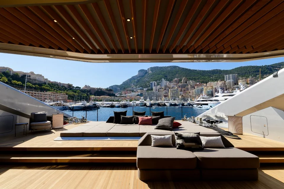 Άποψη του εξωτερικού χώρου του yacht