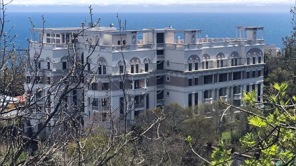 Tο τριάρι διαμέρισμα της οικογένειας Ζελένσκι έχει θέα στη Μζαύρη Θάλασσα και το ανάκτορο «Λιβάδια», θερινή κατοικία του τελευταίου Τσάρου Νικολάου Β΄.