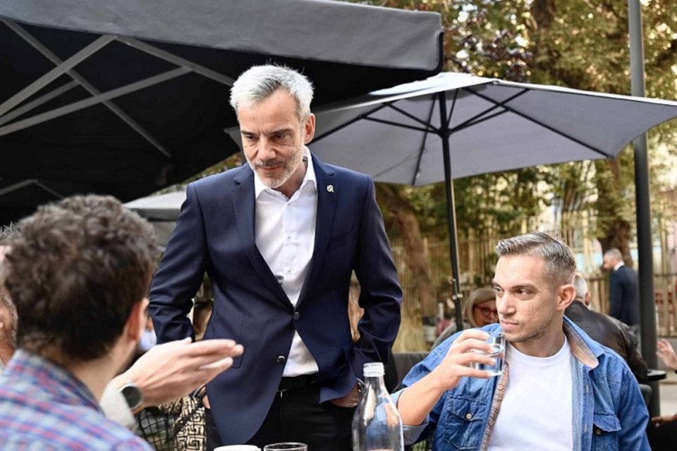 Ο Κωνσταντίνος Ζέρβας συνομιλεί με πολίτες στην Ικτίνου-Φωτογραφία Voria.gr
