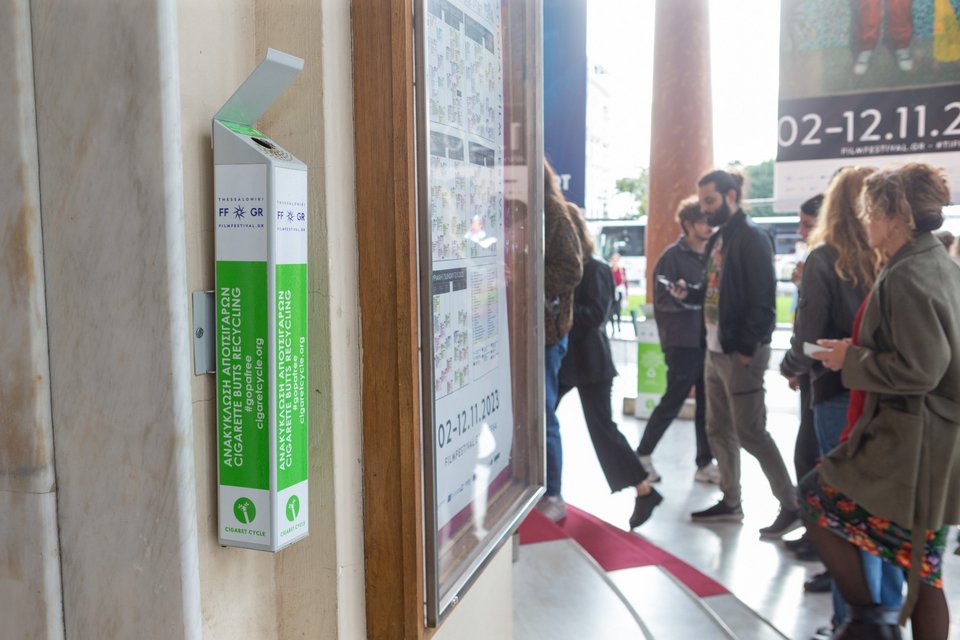 Στο φεστιβάλ κάδοι για τα αποτσίγαρα, τα οποία δεν κατέληξαν στο περιβάλλον, αλλά θα μετατραπούν σε λίπασμα για χρήση στην ανθοκομία ή σε πρώτη ύλη βιομηχανικού πλαστικού