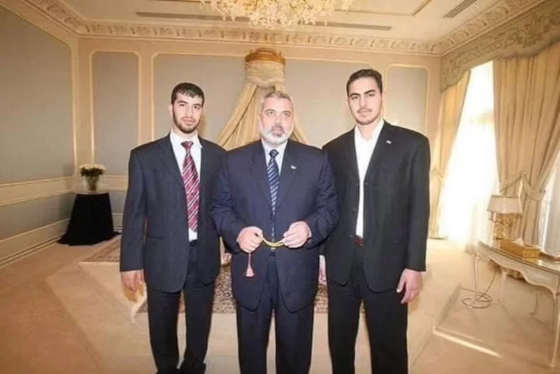 Ο πολιτικός ηγέτης της Χαμάς, Ισμαήλ Χανίγιε με δύο από τους γιους του σε πολυτελές ξενοδοχείο στο Κατάρ