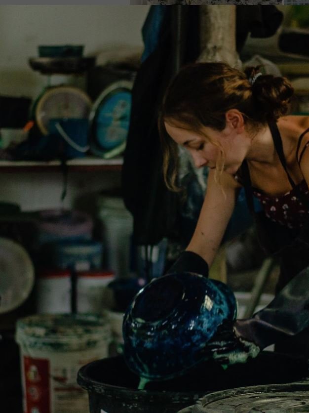 Η Χριστιάννα Βαρδάκου καθώς δημιουργεί τα δικά της χρώματα για τις δημιουργίες της