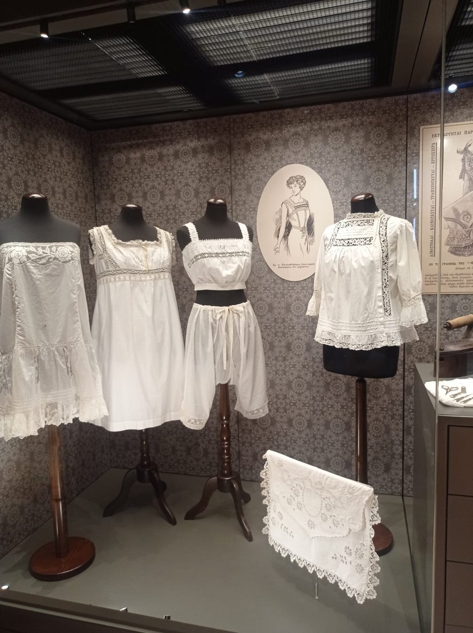 Μέσα στο Μουσείο Νεότερου Ελληνικού Πολιτισμού