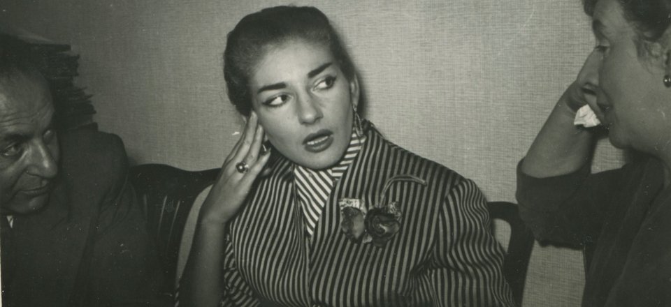 Κάπως σοκαρισμένη, ή βαριεστημένη, σε εκδήλωση με φίλους / ΜΜΚ