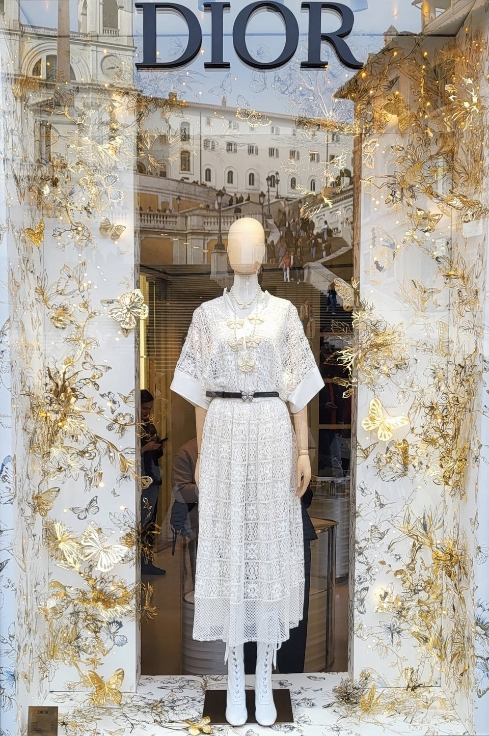 Η βιτρίνα της μπουτίκ του οίκου Dior αντικατοπτρίζει τα σκαλιά της Piazza di Spagna. 