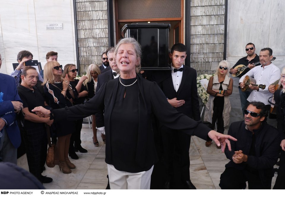 Η Λίλιαν Φωκά χορεύει αποχαιρετώντας τον Σπύρο Φωκά