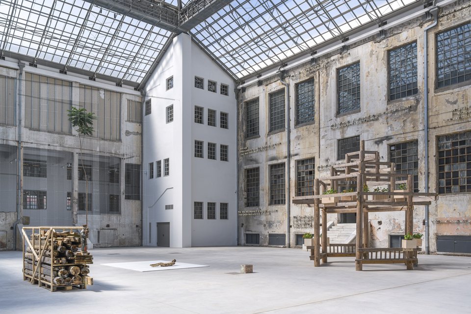 Portals | Πύλη, 2021 | Installation view Danh Võ, Untitled, 2021 | Ευγενική παραχώρηση ο καλλιτέχνης | Ανάθεση νέου έργου από τον Οργανισμό NEON, Glenn Ligon, Waiting for the Barbarians, 2021 (λεπτομέρεια) | Ευγενική παραχώρηση ο καλλιτέχνης και η Thomas Dane Gallery | Ανάθεση νέου έργου από τον Οργανισμό ΝΕΟΝ, Μαρία Λοϊζίδου, A Monumental Lightness, 2021 | Ευγενική παραχώρηση της καλλιτέχνιδος και της Kalfayan Galleries, Αθήνα/Θεσσαλονίκη | Ανάθεση νέου έργου από τον Οργανισμό ΝΕΟΝ | NEON + Βουλή των Ελλήνων | Φωτογραφία © Oak Taylor Smith