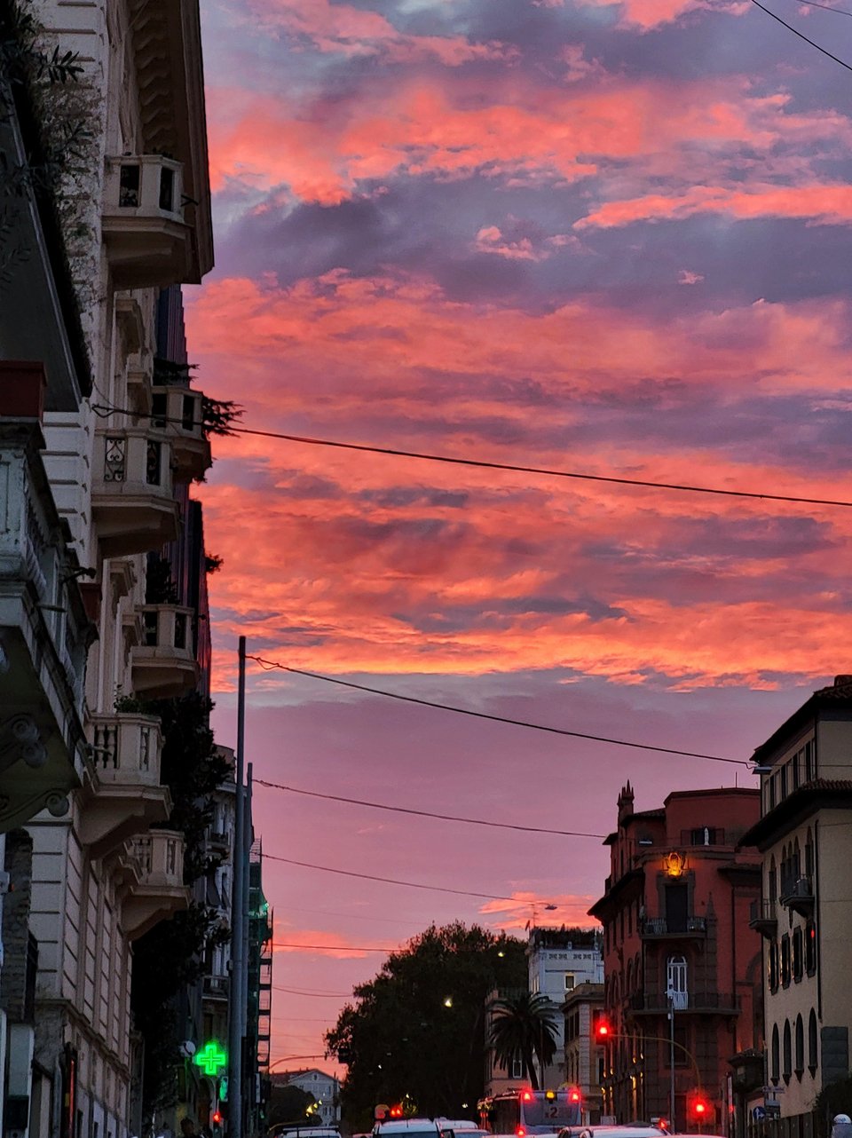 Ο ουρανός της Ρώμης την ώρα της δύσης μέσα από τον φακό της Μελίνας Κοάν. 