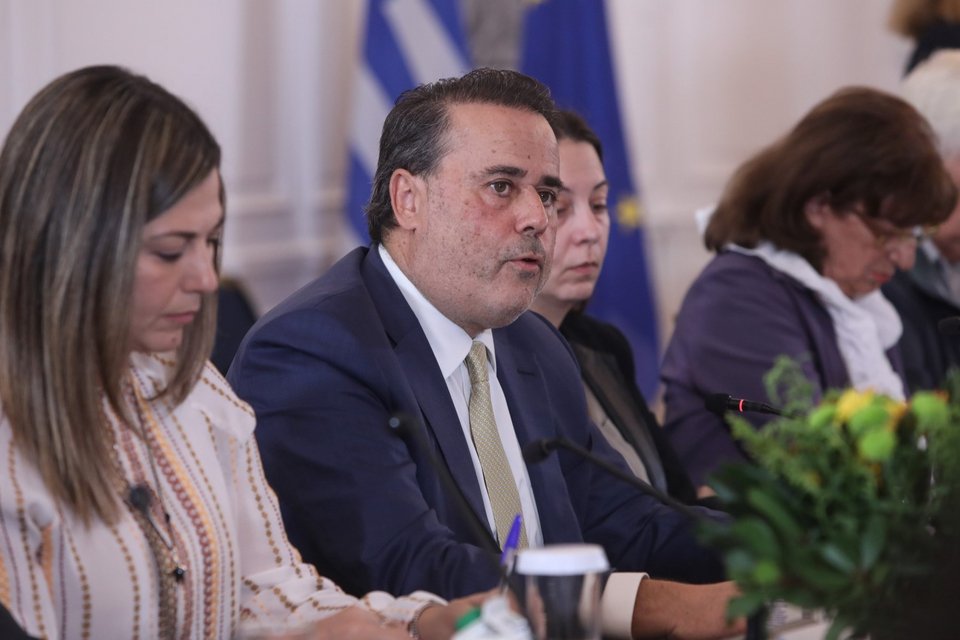 (Από αριστερά) Η υπουργός Κοινωνικής Συνοχής και Οικογένειας Σοφία Ζαχαράκη και ο υπουργός Επικρατείας Σταύρος Παπασταύρου