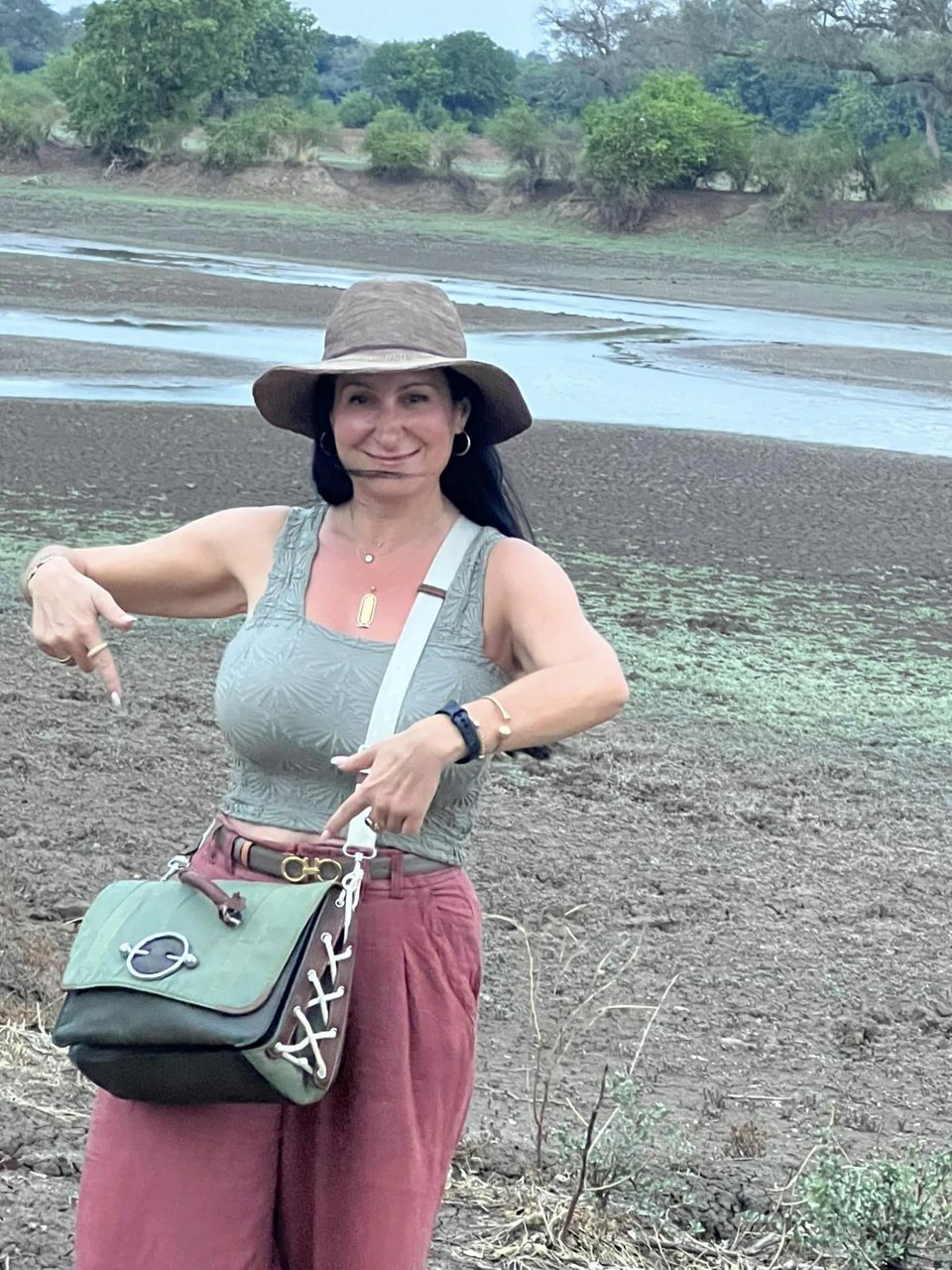 Η Diana με την τσάντα της 