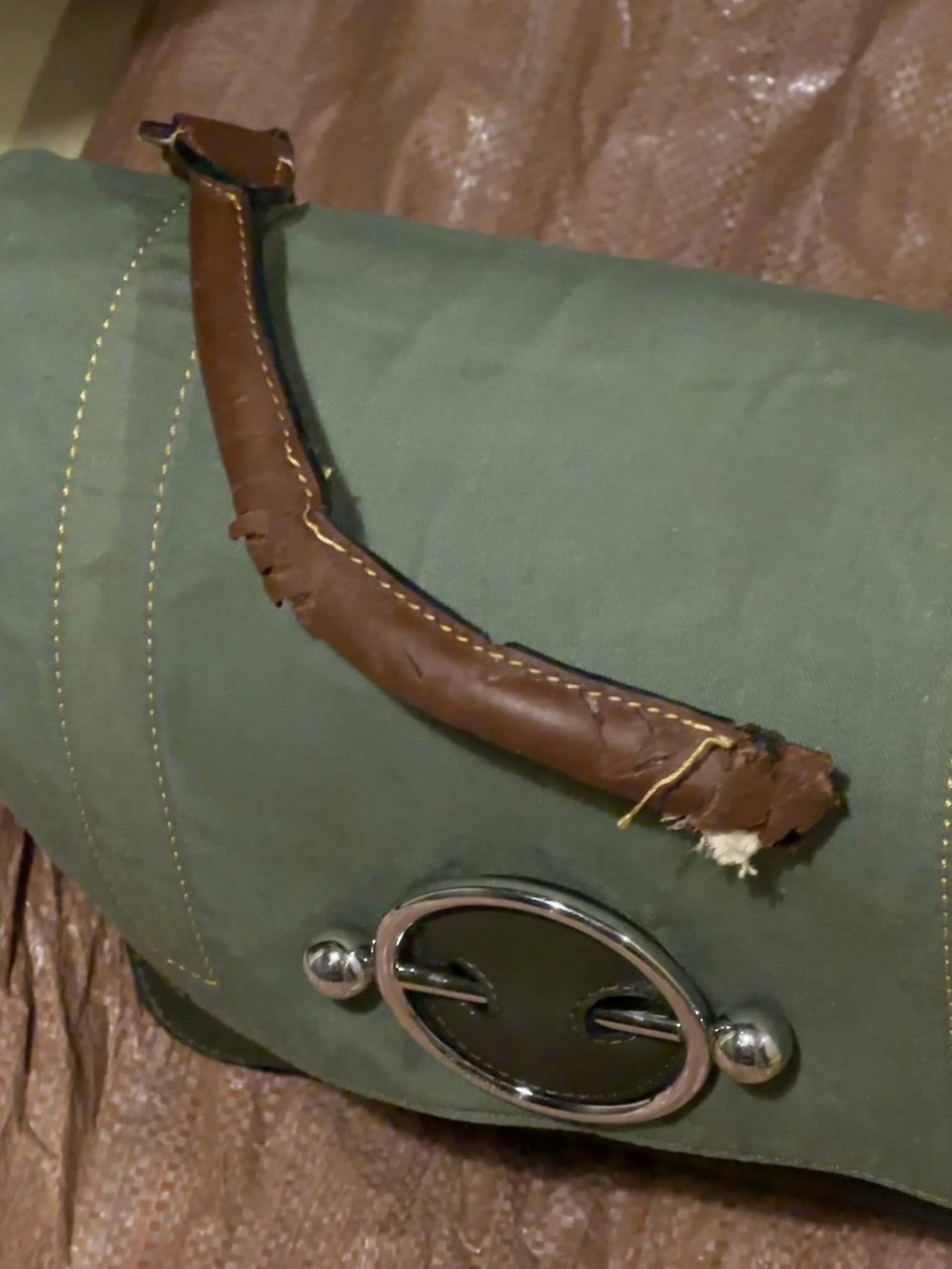 Η τσάντα με το κομμένο λουράκι