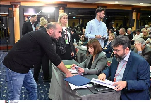 Ο Δ. Τζανακόπουλος δείχνει να ζητάει εξηγήσεις από τους Γραμματείς του ΣΥΡΙΖΑ