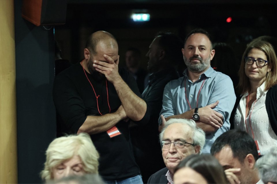 Κρατάει το κεφάλι του στη διάρκεια της ομιλίας Κασσελάκη ο Δημήτρης Τζανακόπουλος