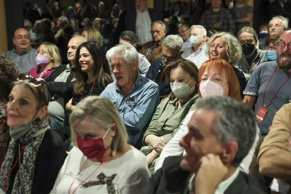 Φωνάζει ο Μάκης Μπαλαούρας κατά τη διάρκεια της ομιλίας Κασσελάκη