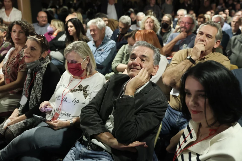 Ο Ευκλείδης Τσακαλώτος χαμογελάει στην ΚΕ