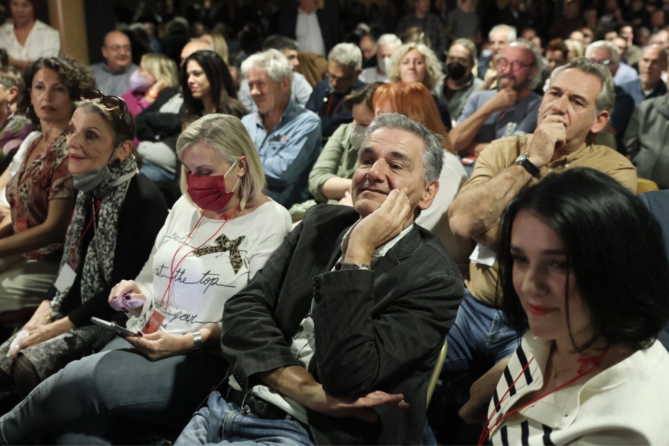 Ο Ευκλείδης Τσακαλώτος χαμογελάει στην ΚΕ