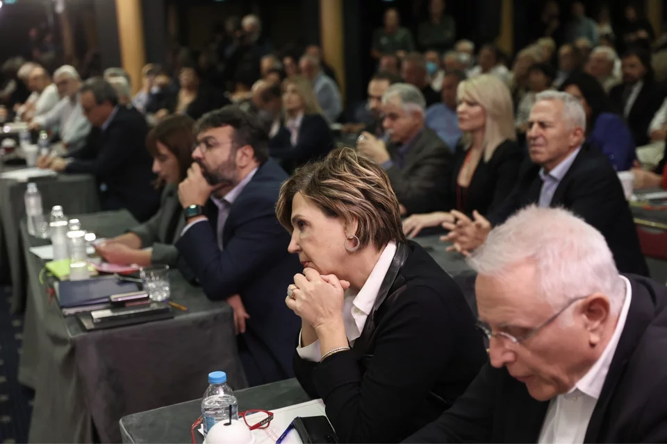 Αμίλητοι και σκεπτικοί παρακολουθούν την ομιλία Κασσελάκη τα μέλη της ΚΕ