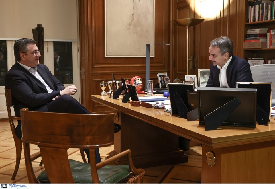 Ο Κυριάκος Μητσοτάκης υποδέχτηκε στο Μέγαρο Μαξίμου τον περιφερειάρχη Κεντρικής Μακεδονίας Απόστολο Τζιτζικώστα / Φωτογραφία: Intime-ΛΙΑΚΟΣ ΓΙΑΝΝΗΣ  