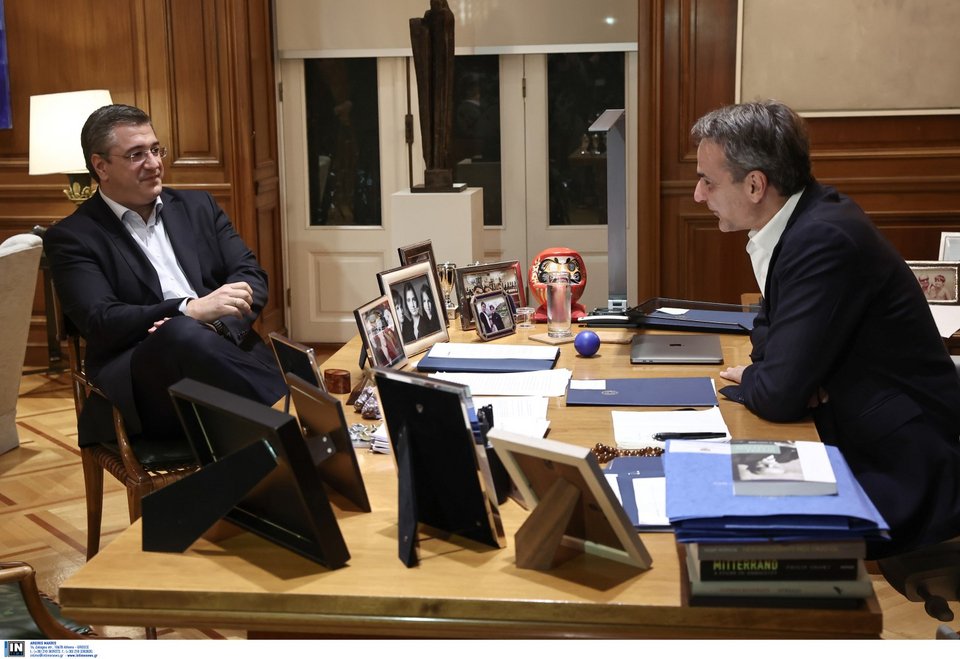 Ο Κυριάκος Μητσοτάκης υποδέχτηκε στο Μέγαρο Μαξίμου τον περιφερειάρχη Κεντρικής Μακεδονίας Απόστολο Τζιτζικώστα / Φωτογραφία: Intime-ΛΙΑΚΟΣ ΓΙΑΝΝΗΣ  