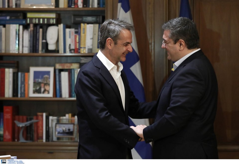 Ο Κυριάκος Μητσοτάκης υποδέχτηκε στο Μέγαρο Μαξίμου τον περιφερειάρχη Κεντρικής Μακεδονίας Απόστολο Τζιτζικώστα / Φωτογραφία: Intime-ΛΙΑΚΟΣ ΓΙΑΝΝΗΣ  