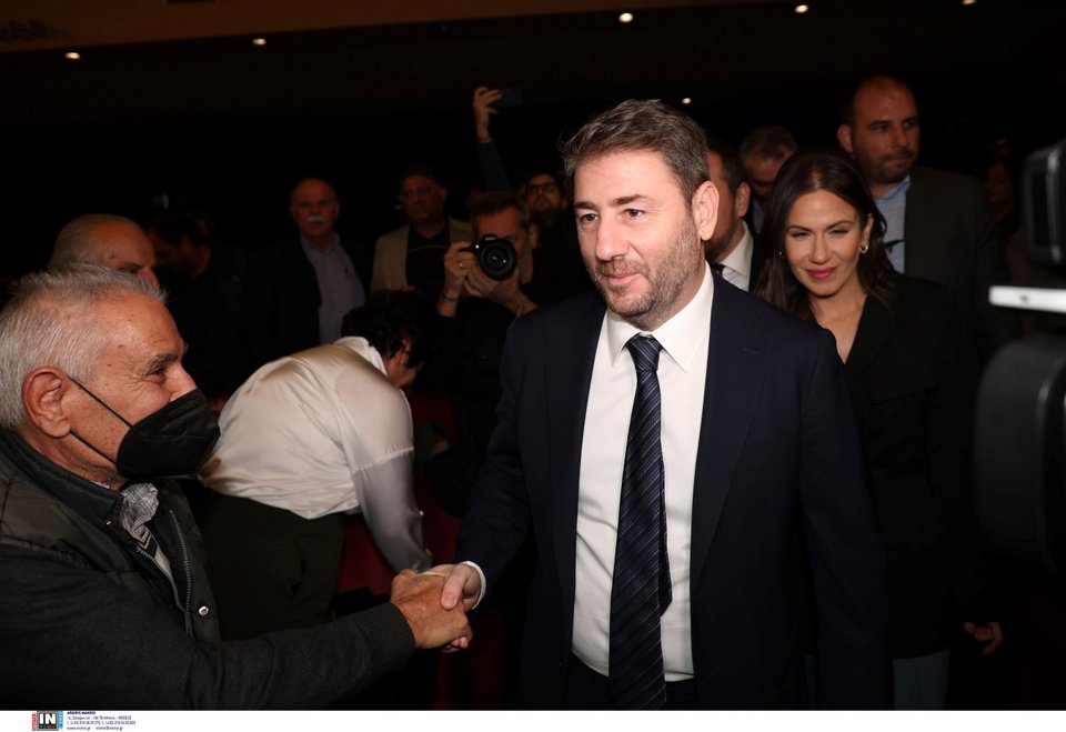 Ο Νίκος Ανδρουλάκης χαιρετάει στελέχη και φίλους του ΠΑΣΟΚ σε εκδήλωση για το Εθνικό Σύστημα Υγείας, στο Ηράκλειο Κρήτης / Φωτογραφία: Intime -Image Online