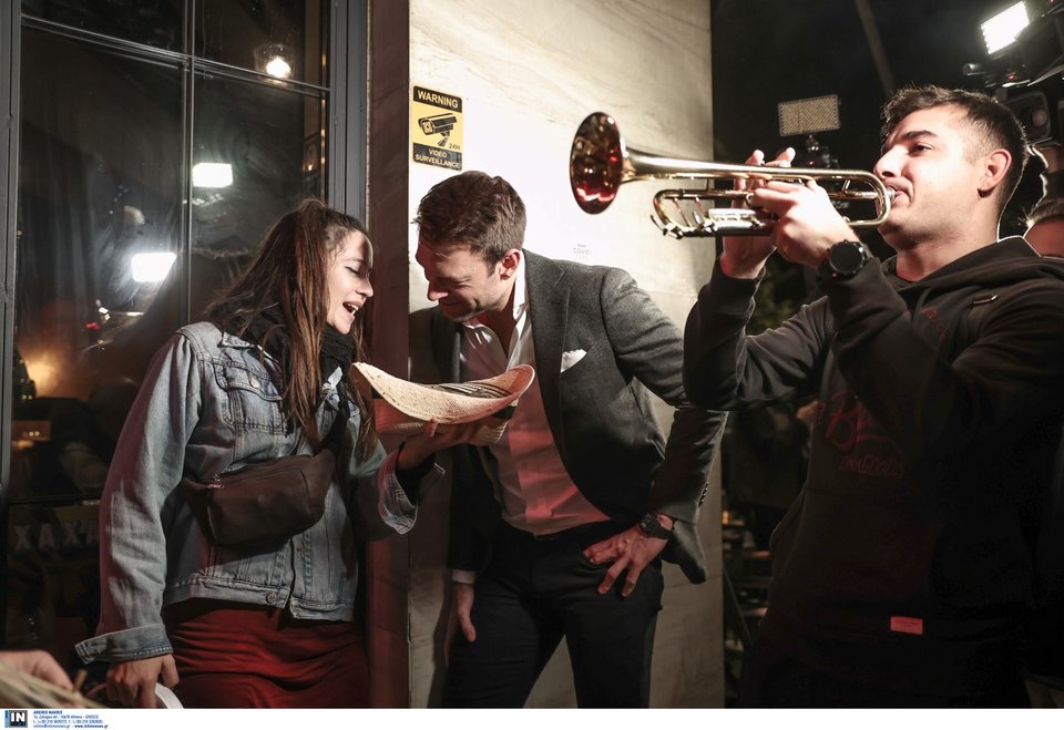  Ο Στέφανος Κασσελάκης συνομιλεί με πλανόδιους μουσικούς σε μαγαζί στο Παγκράτι / Φωτογραφία: Intime-ΛΙΑΚΟΣ ΓΙΑΝΝΗΣ  