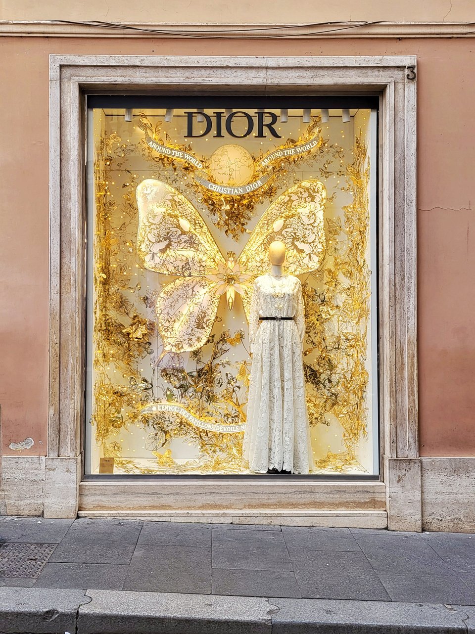 Η γιορτινή βιτρίνα στη μπουτίκ του οίκου Dior. 