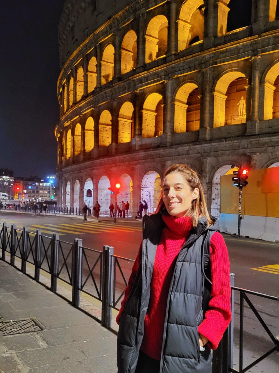 Η Μελίνα Κοάν μπροστά από το Κολοσσαίο. 