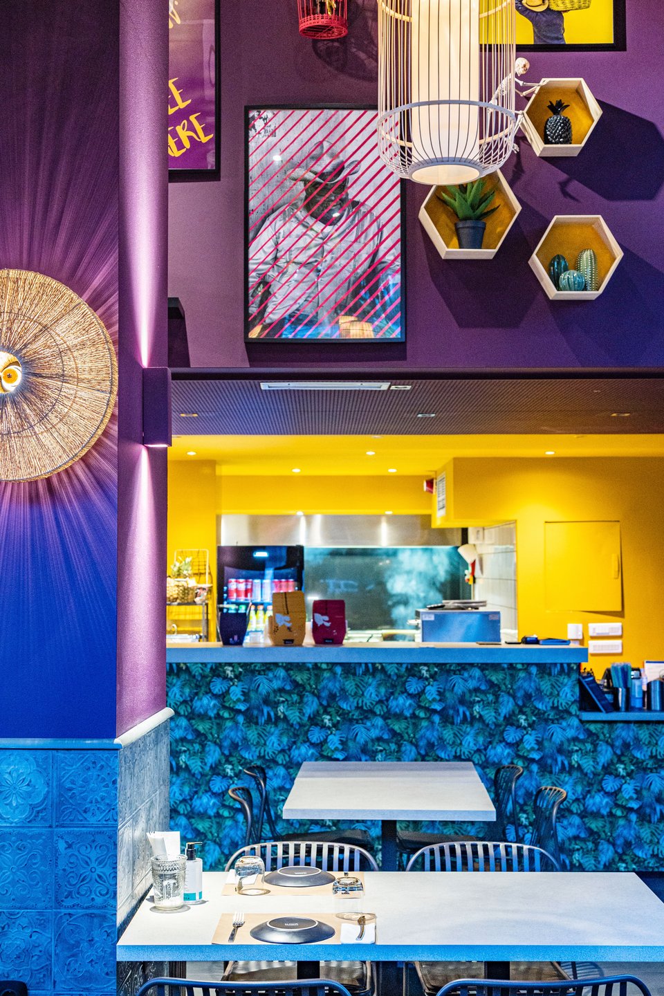 H ανοιχτή κουζίνα του Μexha, δεσπόζει στο χώρο. 