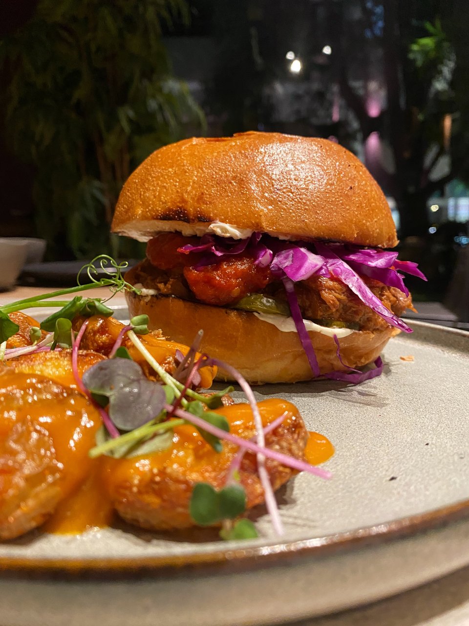 Το νέο burger του Mexha με pulled beef μαγειρεμένο αργά σε μπύρα. 