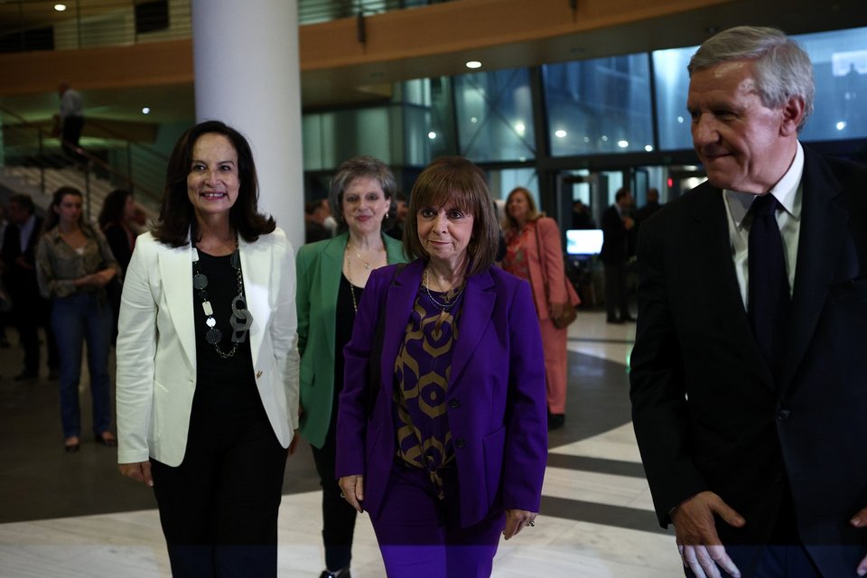 Η Πρόεδρος της Δημοκρατίας Κατερίνα Σακελλαροπούλου και η πρώην υπουργός του ΠΑΣΟΚ Άννα Διαμαντοπούλου / Φωτογραφία: Eurokinissi-ΒΑΣΙΛΗΣ ΡΕΜΠΑΠΗΣ