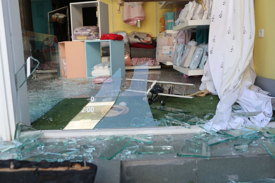 Επίθεση στην επιχείρηση του διαιτητή Ανδρέα Γκάμαρη στο Περιστέρι / Φωτογραφία: Eurokinissi
