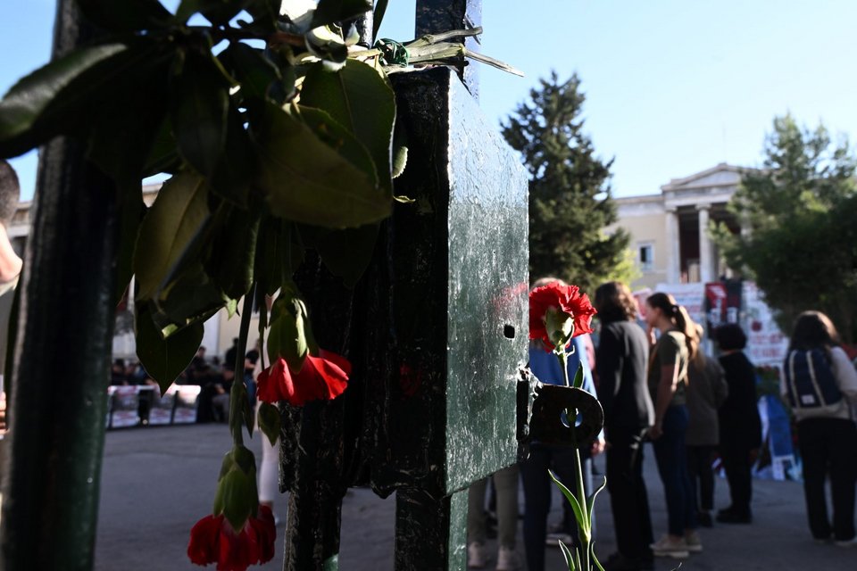 Εκατοντάδες πολίτες προσέρχονται στον χώρο του Πολυτεχνείου με αφορμή την 50η επέτειο της εξέγερσης