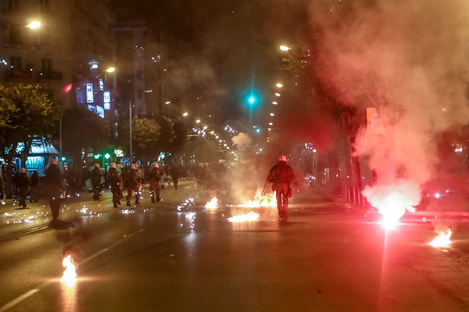 Επεισόδια μετά την πορεία για το Πολυτεχνείο στη Θεσσαλονίκη / Φωτογραφία: Eurokinissi