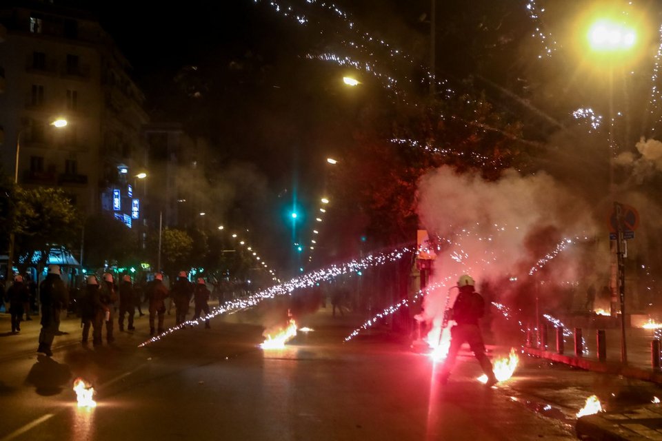 Επεισόδια μετά την πορεία για το Πολυτεχνείο στη Θεσσαλονίκη / Φωτογραφία: Eurokinissi