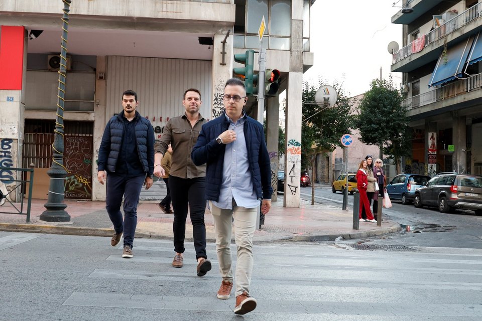 Ο Στέφανος Κασσελάκης φτάνει στα γραφεία για τη συνεδρίαση της Πολιτικής Γραμματείας / Φωτογραφία: Eurokinissi -ΓΙΩΡΓΟΣ ΚΟΝΤΑΡΙΝΗΣ